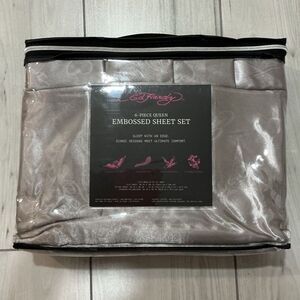 NWT Ed Hardy 6-Piece Queen Embossed Sheet  This is a 6-piece set, which typicall